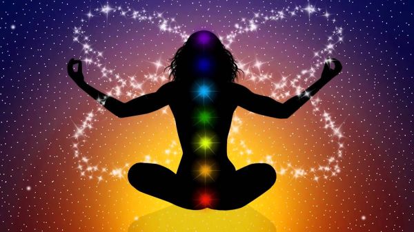 Aliar Reiki e Cromoterapia equilibra chakras do corpo